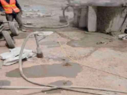 东宁水泥混凝土路面板底注浆技术 路面脱空注浆整治方案